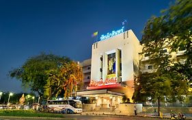 โรงแรมรอยัล รัตนโกสินทร์ (SHA Extra Plus)